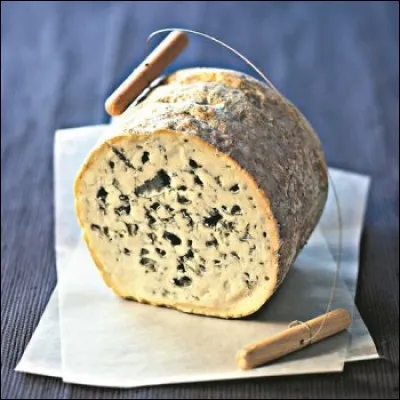 Quel est ce fromage auvergnat, de forme cylindrique et persillé, bénéficiant d'une AOC et d'une AOP, fabriqué au lait de vache ?