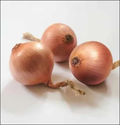 Quel est cet oignon à la couleur rose, légèrement cuivrée, croquant et juteux cru, doux et fondant cuit ?