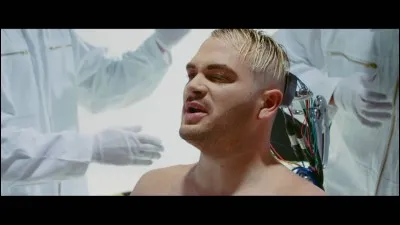 Complète la phrase "Je rêve de tune de voyage, j'en ai besoin vu mon âge, prenez ................... dans le bagage, on va changer ..................... .