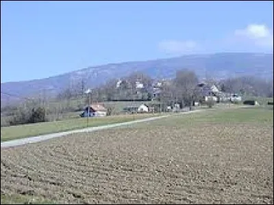 Vous avez au loin le village Haut-Savoyard de Chassenaz. Il se situe en région ...