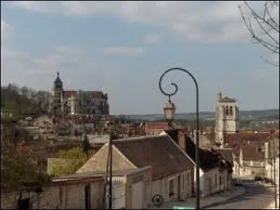 Nous partons à la découverte de Tonnerre. Ville de Bourgogne-Franche-Comté, elle se situe dans le département ...