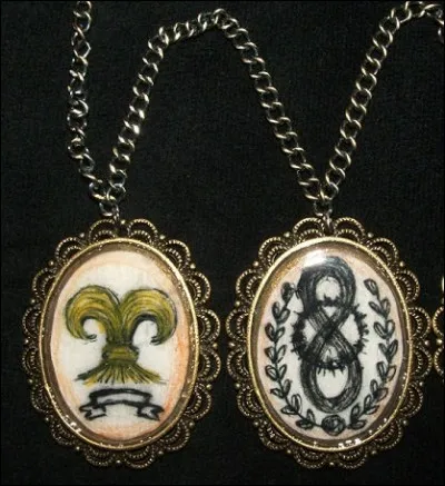 À qui appartient le médaillon de droite ?