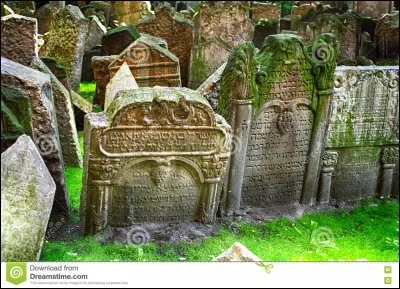 À Prague existe un cimetière vieux de 600 ans qui est étonnant ; mais pourquoi est-il si étonnant ?