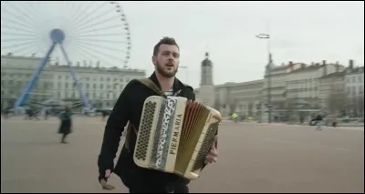 Quel est le style musical de Claudio Capeo ?