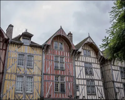 De ces quatre départements,lequel ne touche pas l'Aube?