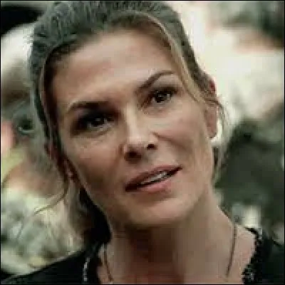 La m&egrave;re de Clarke s'appelle Abby dans les livres ou dans la s&eacute;rie ?