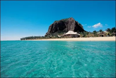 Comment nomme-t-on l'île où est abandonné le capitaine Jack Sparrow ?