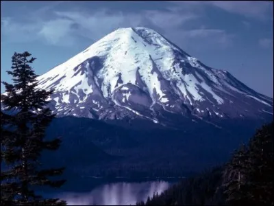Qui descend de la montagne sans bouger ?