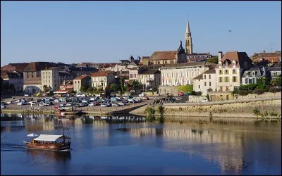 Puis dans une autre sous-préfecture du sud-ouest : chaque année s'y déroule "La Botte de Cyrano" compétition d'escrime à l'épée dans le centre historique. Quelle est cette troisième étape ?