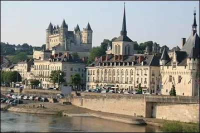 Dans cette ville de la Loire, dominée par son château, Balzac situait un partie de son roman Eugénie Grandet. Quelle est cette cinquième étape ?