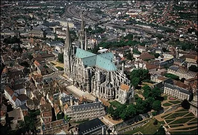 Nous arrivons maintenant dans cette ville dominée par sa cathédrale chantée par Péguy qui avait fait le trajet à pied depuis Paris. Quelle est cette sixième étape ?