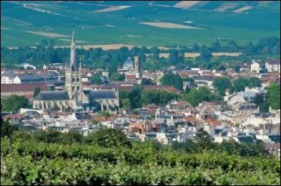 Allons maintenant dans cette ville sur la Marne, tout entière tournée vers le Champagne. Quelle est cette huitième étape ?