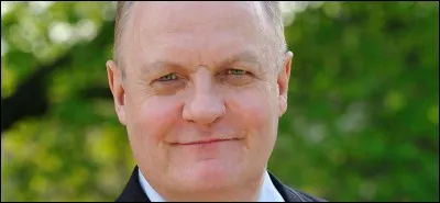 François Asselineau est-il diplômé d'HEC Paris en 1980, et de l'ENA, et parle-t-il couramment le japonais ?