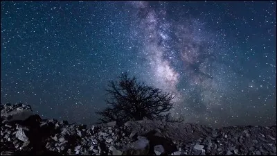 Dans le ciel nocturne, tu regardes...