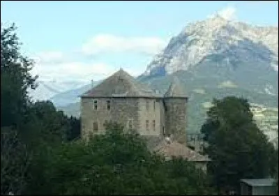 Nous partons visiter le château de Rousset. Commune de l'arrondissement de Gap, en bordure du lac de Serre-Ponçon, elle se situe dans le département ...