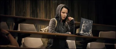 De quelle couleur sont les yeux de Marina ?