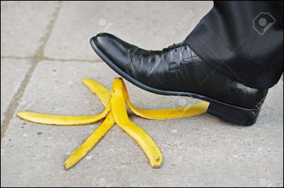 Que se dit une blonde lorsqu'elle voit une peau de banane sur le trottoir ?