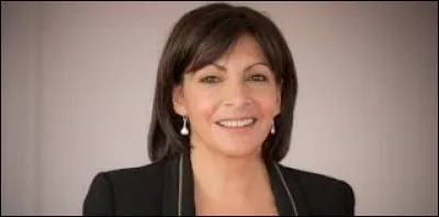 Anne Hidalgo frotte son lumignont contre deux canoë.