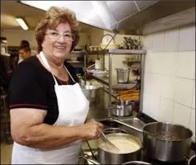 La cuisiniaire sent le thim en rêvant de menus qui compte.