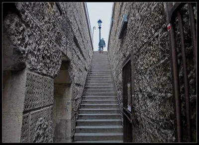 On trouve ce passage évoqué dans les livres de Modiano près d'une gare permettant d'aller à Londres et Lille : ....