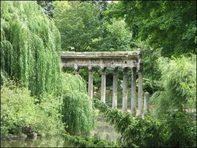 Modiano écrit sur le parc Monceau dans ses livres car on y trouve des monuments insolites dont :