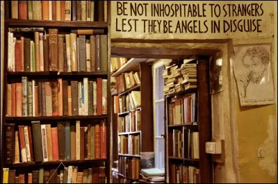 Il affectionne particulièrement la librairie anglo-saxonne de la place Clichy pour ...