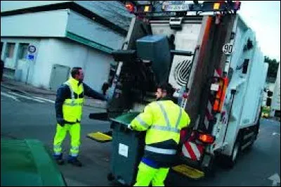 Cet éboueur a une benne banale mais il ne tache pas les grosses poubelles.