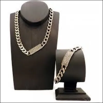 Je hais les gourmaites qui pendent et les colliers qui font chic !