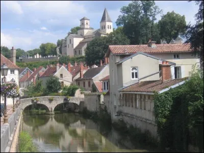 C'est bien la Seine que vous voyez : elle n'est pas large dans cette petite ville de 5000 habitants, en Côte-d'Or. Quelle est cette ville ?