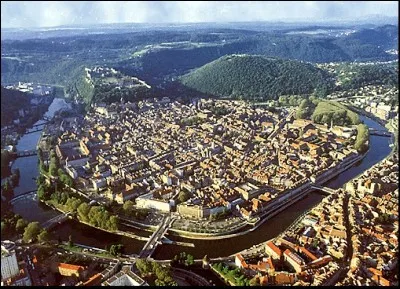 Puis nous arrivons dans cette ville de Franche-Comté qui a vu naître Victor Hugo. Quelle est cette ville ?