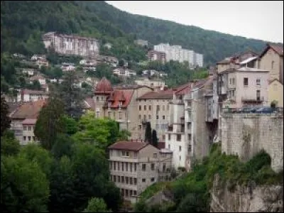 Nous sommes dans une petite sous-préfecture du Jura, située dans une vallée encaissée dominée par des monts de 1000 m. Quelle est cette ville ?