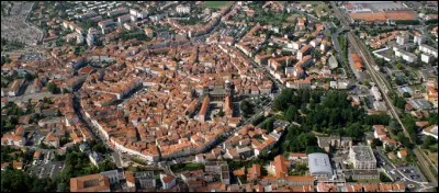 Nous allons dans cette sous-préfecture du Puy-de-Dôme, bordée par le plus important des affluents de la Loire. Quelle est cette ville ?