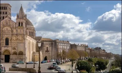 Nous voici dans cette ville, située sur une butte bordée par le fleuve et surmontée de sa cathédrale. Dans quelle ville sommes-nous ?