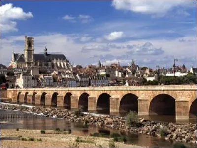 Cette préfecture est bordée par la Loire, juste avant son confluent avec l'Allier. Quelle est cette ville ?