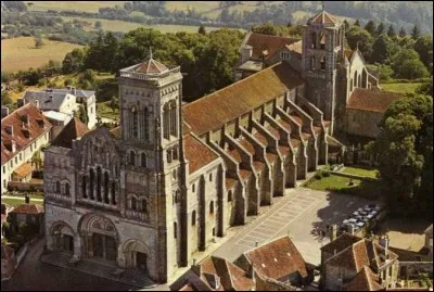 Ce village est connu pour sa basilique, bâtie sur la "colline inspirée", au départ d'une des grandes voies de pèlerinage vers Saint-Jacques de Compostelle. Quel est ce village ?