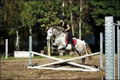 Quelle proposition ne permet pas d'aborder correctement un obstacle ?