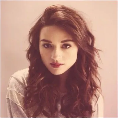 Comment s'appelle la jeune femme du district 7 ( tome 3 ) ?