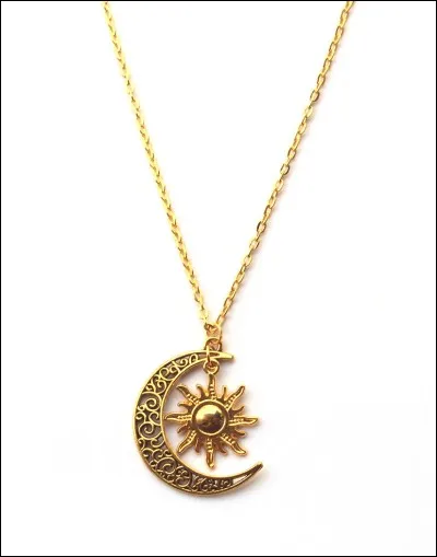 Pourquoi découvre-t-elle seulement l'autre moitié de son pendentif dans la saison 2 ?