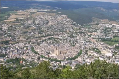Nous voici dans une petite préfecture du Massif Central, traversée par le Lot. Quelle est cette ville?