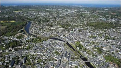 Allons dans les Côtes-d'Armor, dans une sous-préfecture, à proximité de l'embouchure du Léguer. Quelle est cette ville?