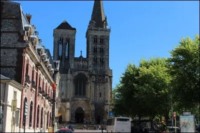 Cette ville normande possède deux grands monuments religieux : la cathédrale du XIIe siècle et la basilique Sainte-Thérèse. Quelle est cette ville?