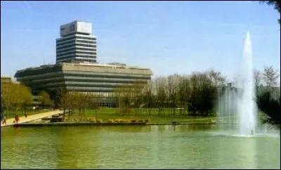 Allons en Ile-de-France : nous sommes dans une ville nouvelle, entre l'Oise et le plateau du Vexin, qui abrite les bâtiments de la Préfecture et du Conseil Départemental. Quelle est cette ville?