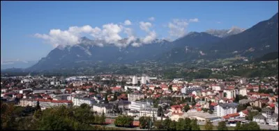Nous voici au coeur des Alpes, dans cette sous-préfecture de Savoie, qui s'étend dans la vallée de l'Isère. Quelle est cette ville?