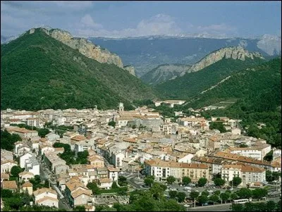 Située à 600 m d'altitude, dominée par des hauteurs, c'est l'une des plus petites préfectures de France. Quelle est cette ville ?