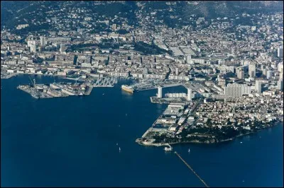 Nous sommes à nouveau dans un grand port militaire, la ville est au coeur d'une aire urbaine de plus de 500 000 habitants. Quelle est cette ville?