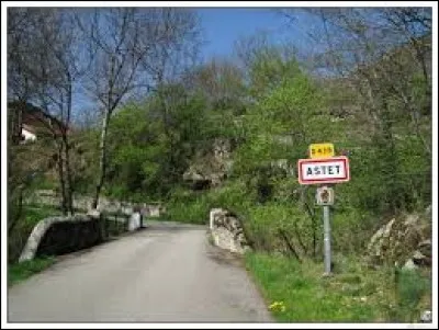 Nous sommes à l'entrée d'Astet. Petit village Ardéchois de 38 habitants, il se situe dans l'ancienne région ...