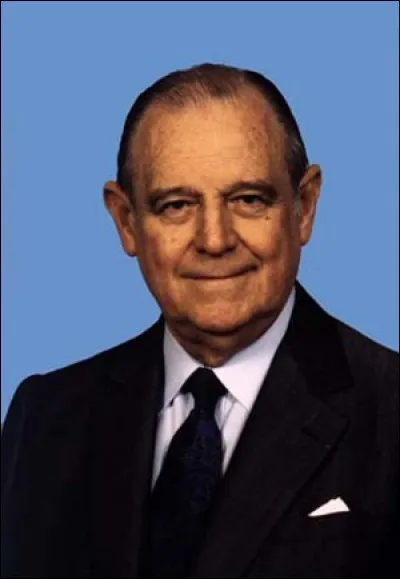 Raymond Barre ancien premier ministre, candidat en 1988, un moment favori des sondages n'arrive qu'en 3e position avec 16,5 %. Que fait-il au lendemain de l'élection ?