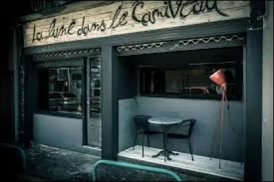 Qui est le réalisateur du film : "La Lune dans le caniveau" ?