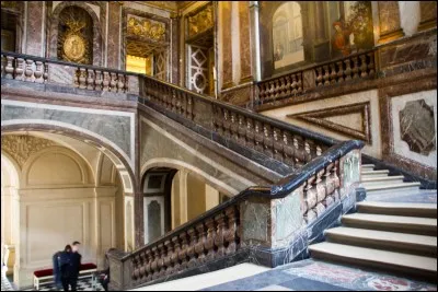 Additioner le nombre de d'escaliers à Versailles plus le nombre de cheminée en 1789 ?