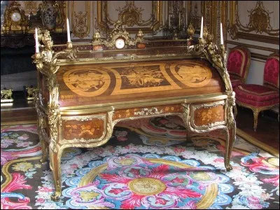 Quel est le nom de l'ébéniste qui commença à réaliser le bureau à cylindre de Louis XV ?